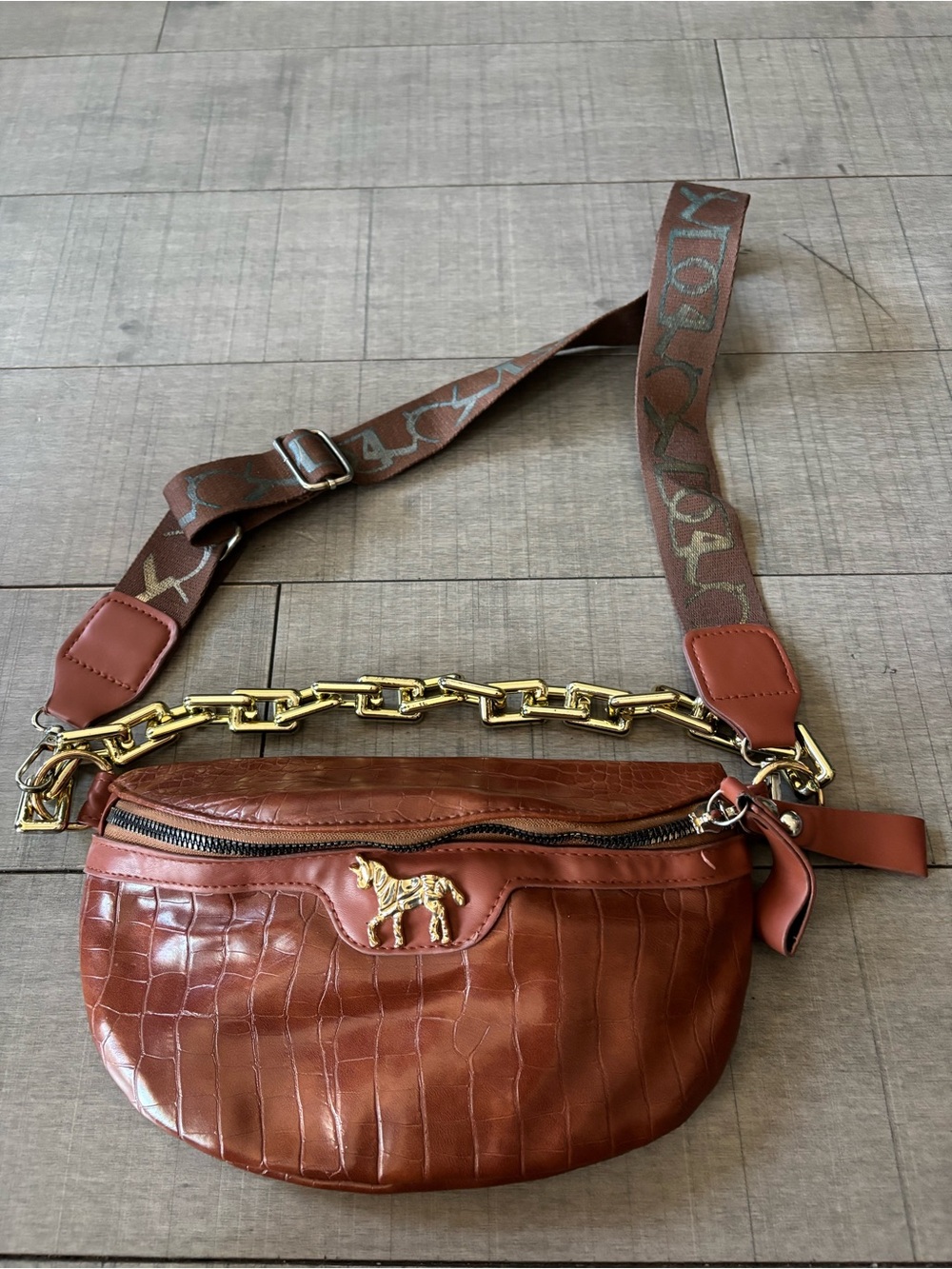 ❤️🔥4/$20❤️🔥Brown Croc Embossed Crossbody Belt Bag with Gold Chain Accent